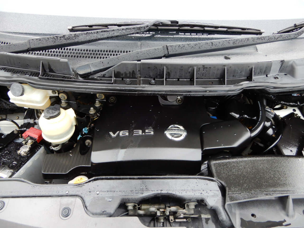 2003 Nissan Elgrand V6 3.5L Highway Star engine view showcasing performance and design.