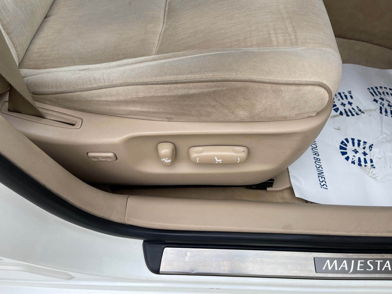 Interior view of the 2012 Toyota Crown Majesta V8 4.6L luxury sedan seat with adjustment controls.