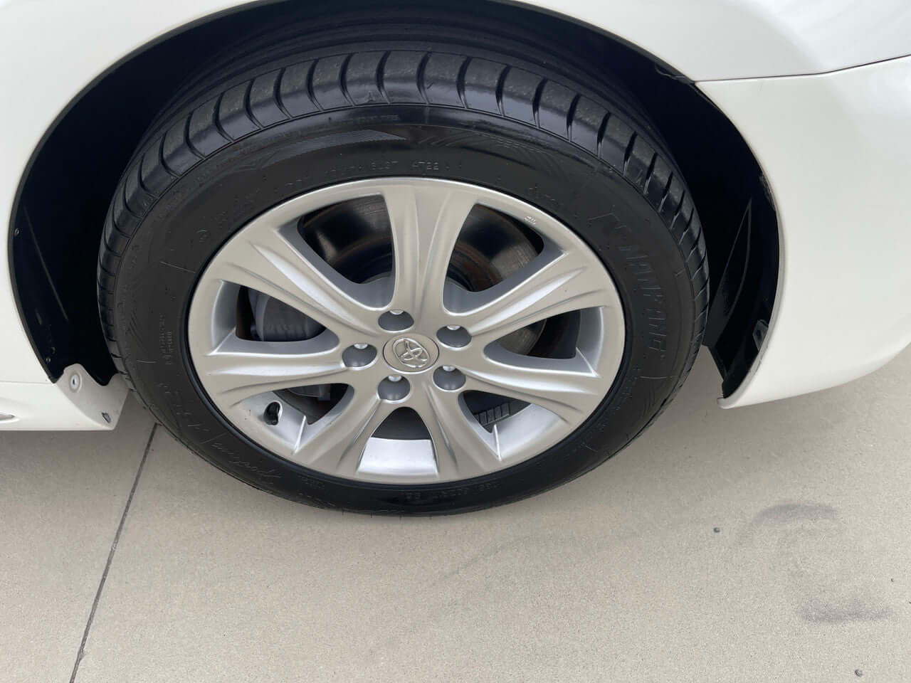 2012 Toyota Crown Majesta V8 4.6L tire and alloy wheel close-up, showcasing the luxury sedan's stylish design.