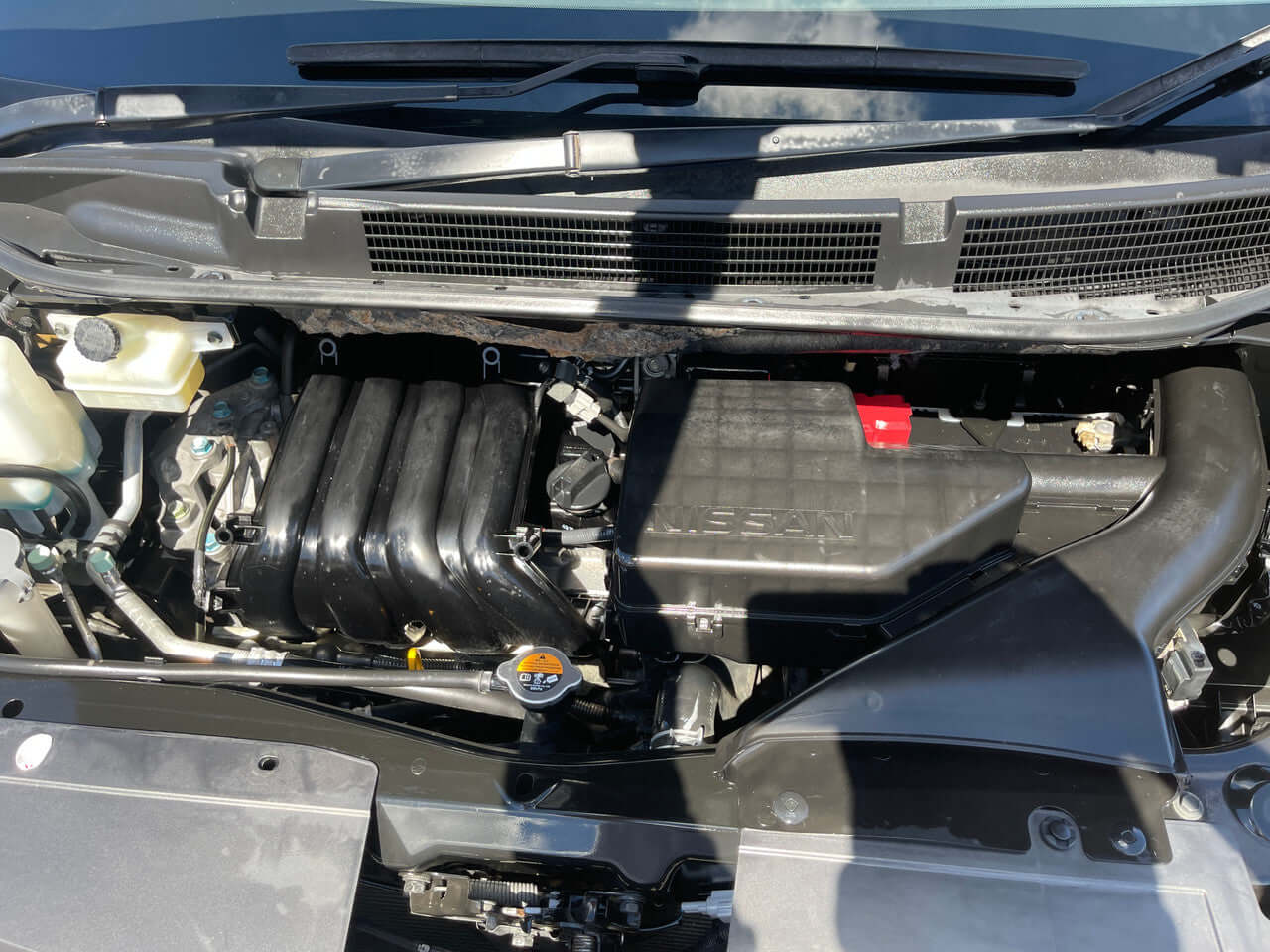 Engine compartment of 2014 Nissan Serena 2.0L S-Hybrid showing spacious layout and components.