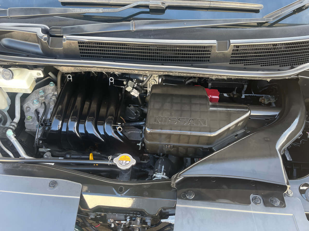 2014 Nissan Serena 2.0L S-Hybrid engine view showcasing fuel-efficient technology and design.