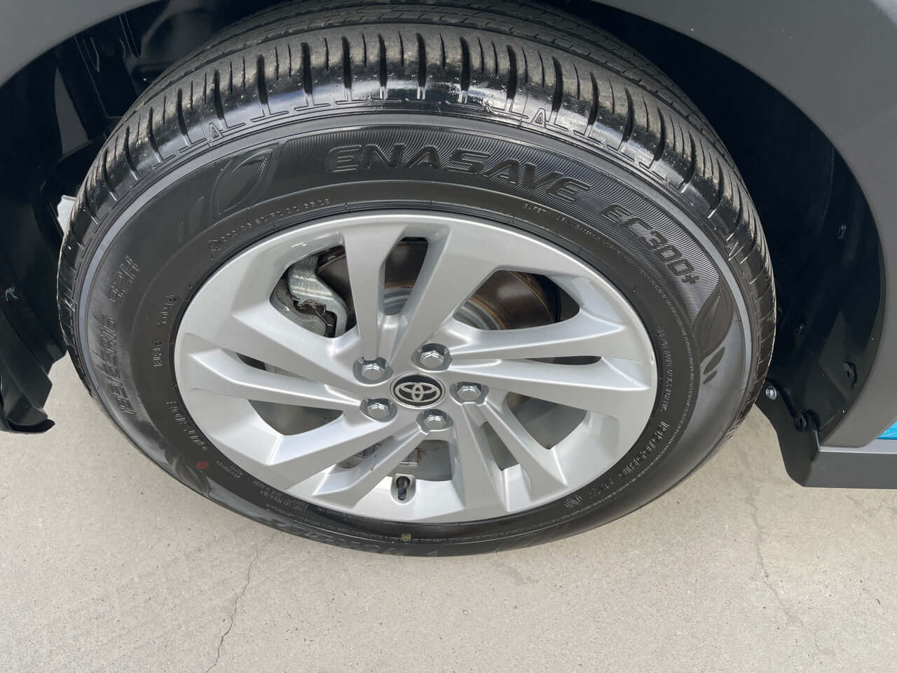 Close-up of the 2022 Toyota Raize 1.2L e-Smart Hybrid wheel and tire, showcasing the ENASAVE tire.