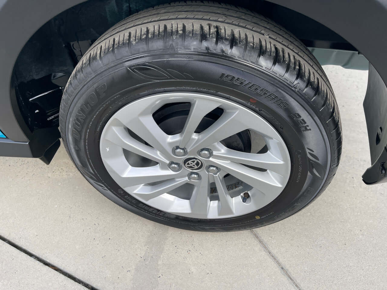 2022 Toyota Raize 1.2L e-Smart Hybrid wheel with tire on pavement, showcasing alloy design and tread pattern.