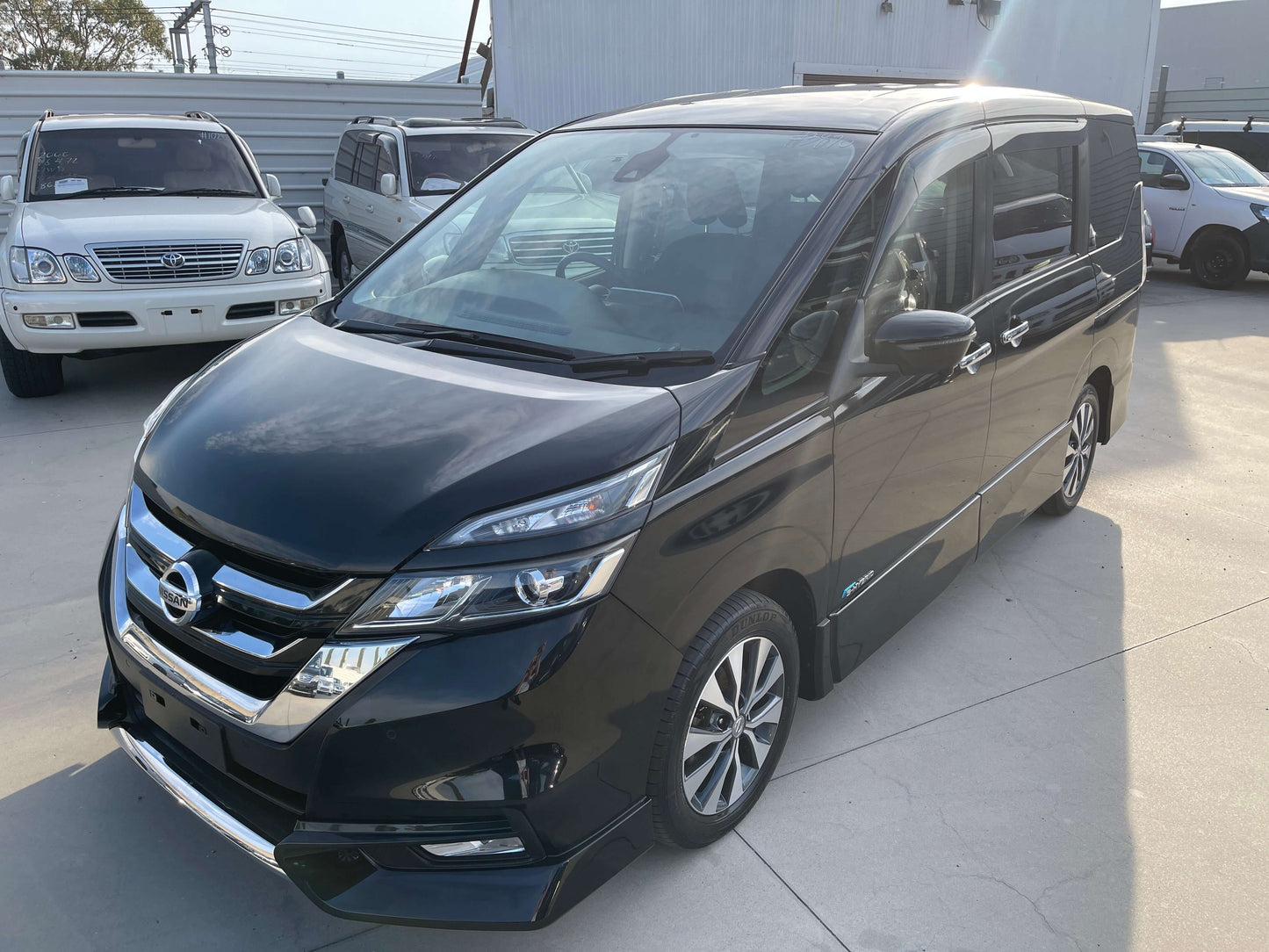 2017 Nissan Serena 2.0L S-Hybrid viewed from the front, featuring sleek design and spacious interior.