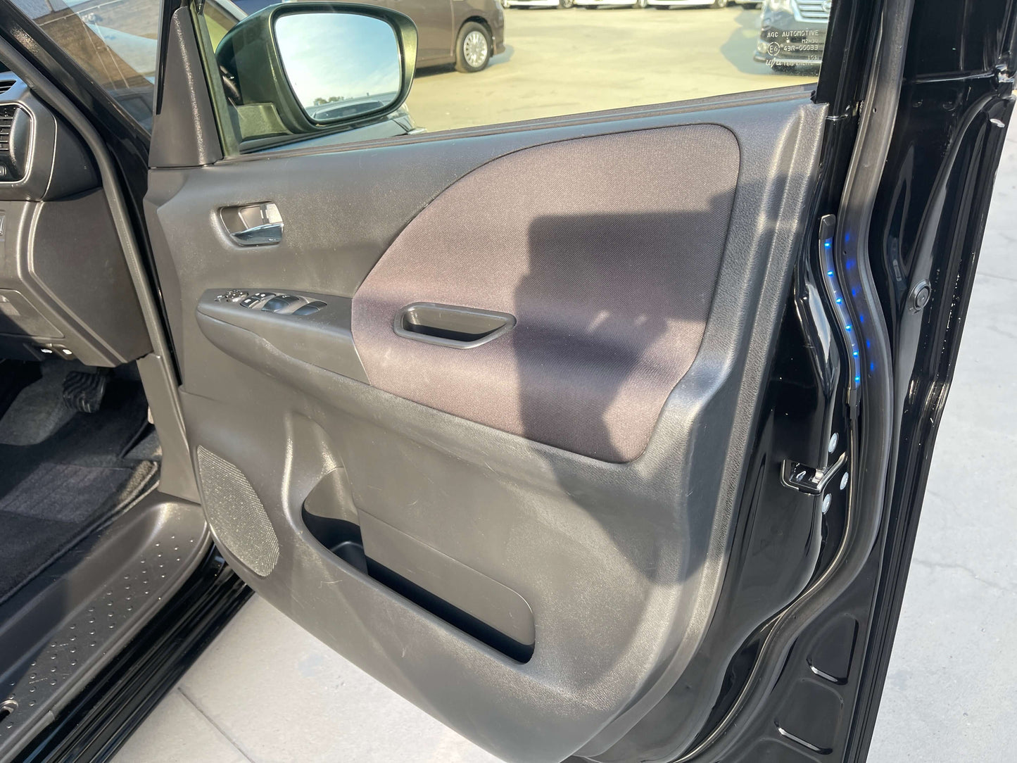 2017 Nissan Serena 2.0L S-Hybrid door interior design featuring modern handle and controls.
