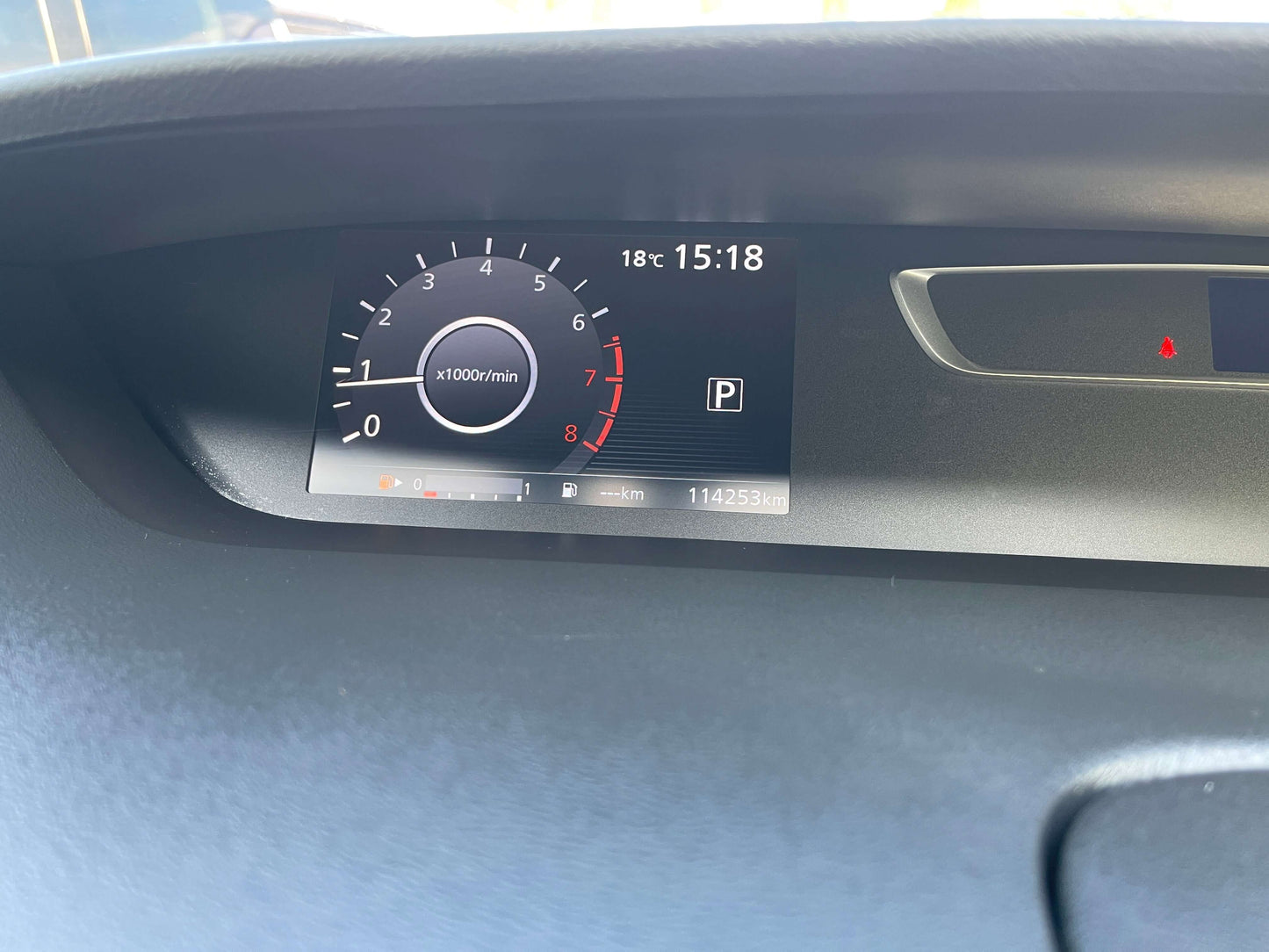 Dashboard display of a 2017 Nissan Serena 2.0L S-Hybrid showing mileage of 114253 km and RPM gauge.