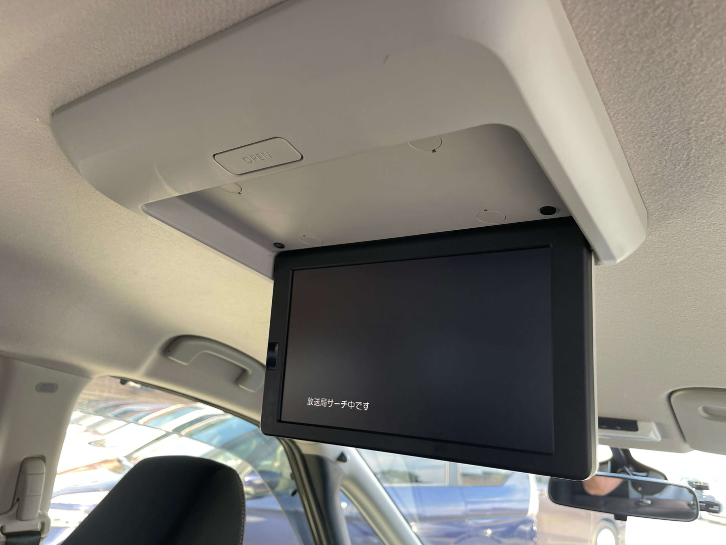 2017 Nissan Serena 2.0L S-Hybrid Overhead monitor display in a car, designed for passenger entertainment during travel.
