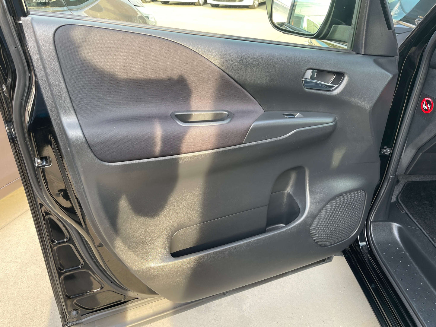Interior door panel of 2017 Nissan Serena 2.0L S-Hybrid showing sleek design and comfortable features.