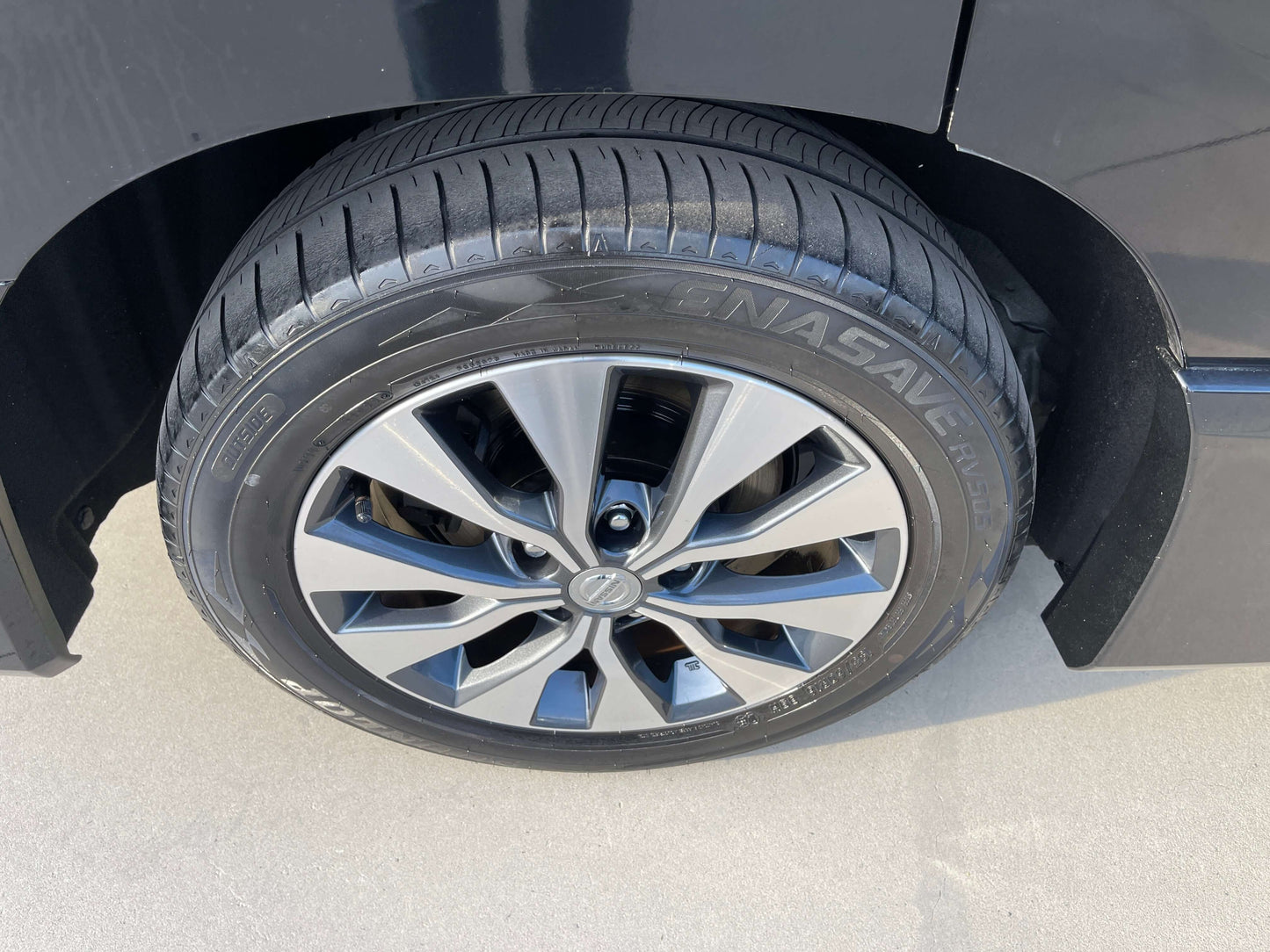 2017 Nissan Serena 2.0L S-Hybrid stylish alloy wheel with performance tire.