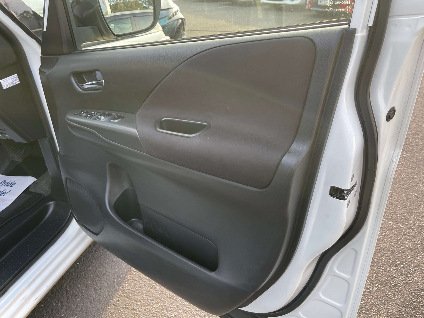 Interior view of the driver's side door panel of a 2016 Nissan Serena 2.0L S-Hybrid featuring control buttons.