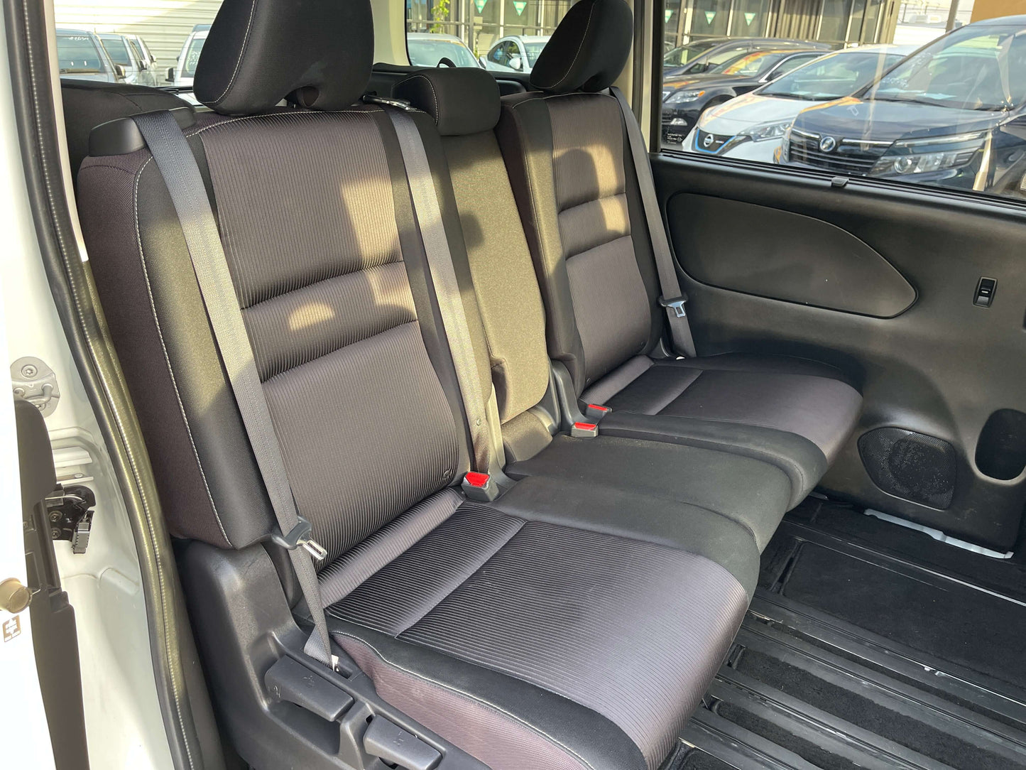 2016 Nissan Serena 2.0L S-Hybrid interior seating with 8 seats, featuring comfortable rear seats.