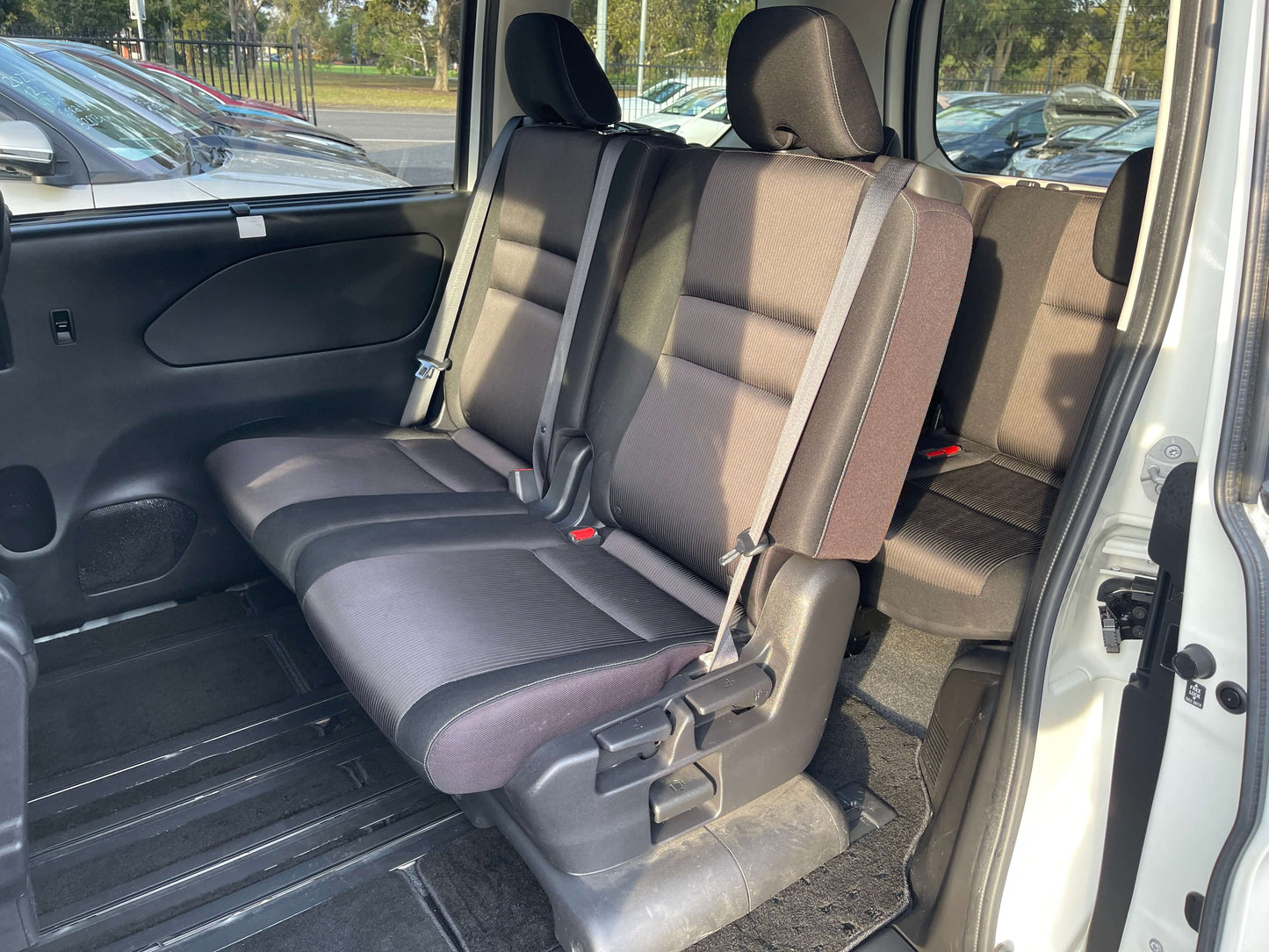 Interior seating of a 2016 Nissan Serena 2.0L S-Hybrid, showcasing spacious 8-seat arrangement.