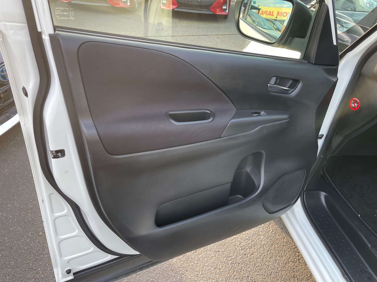 2016 Nissan Serena 2.0L S-Hybrid side interior door view with sleek black panel design.