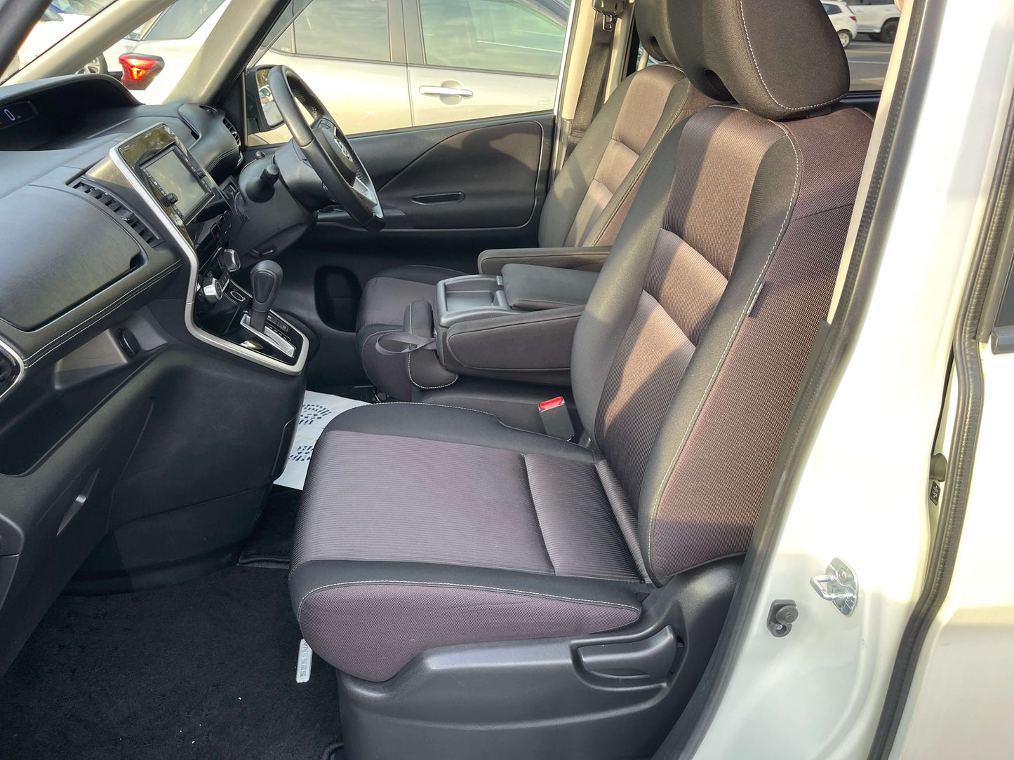 Interior view of a 2016 Nissan Serena 2.0L S-Hybrid, showcasing driver and passenger seats.