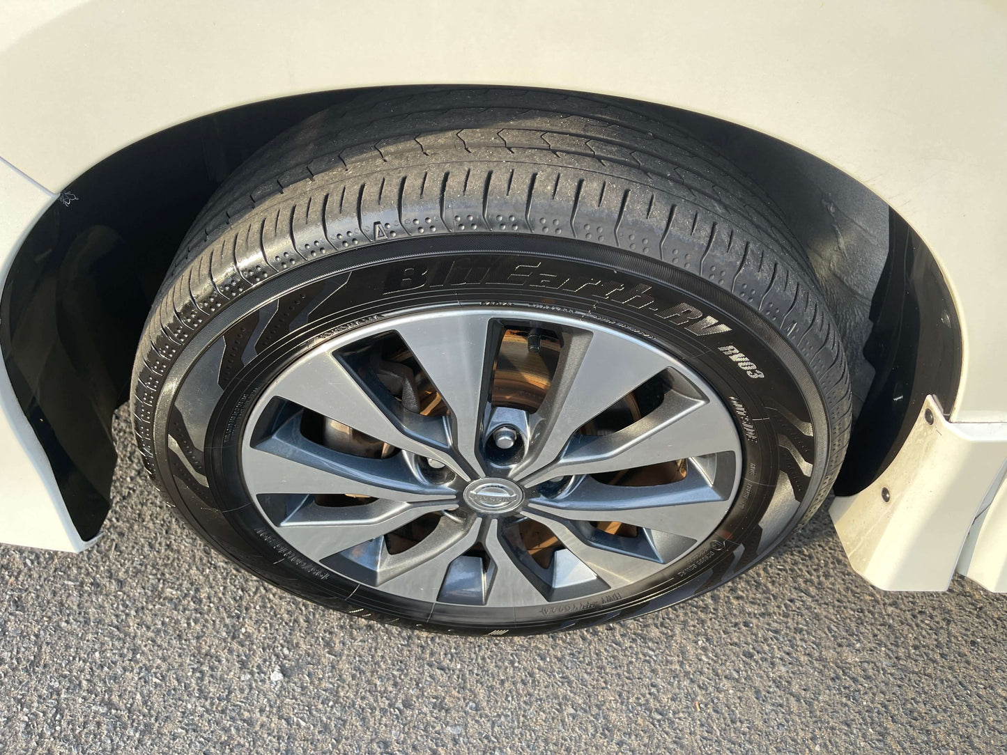 2016 Nissan Serena 2.0L S-Hybrid tire and alloy wheel close-up, showcasing sleek design and tread pattern.