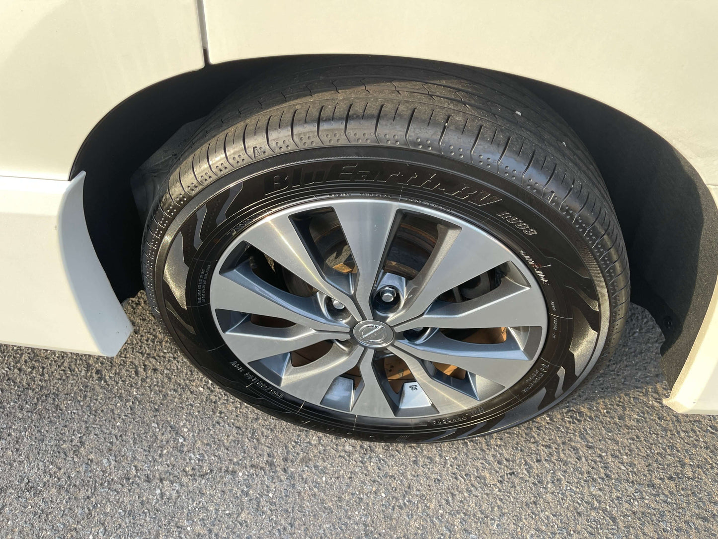 Close-up view of the wheel and tire of a 2016 Nissan Serena 2.0L S-Hybrid, featuring stylish alloy rims.