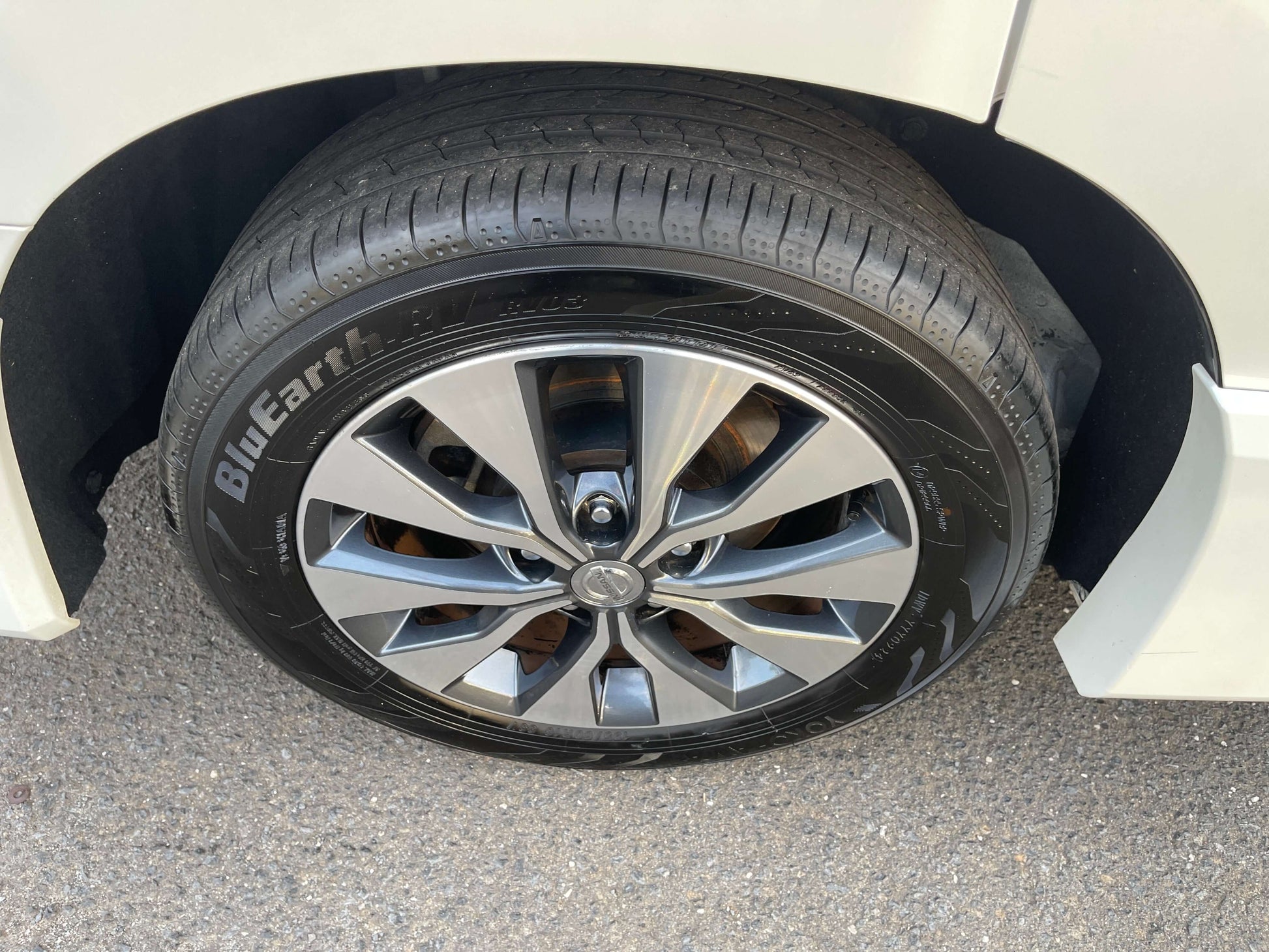 2016 Nissan Serena 2.0L S-Hybrid wheel and tire, showcasing stylish alloy wheel design and tire details.