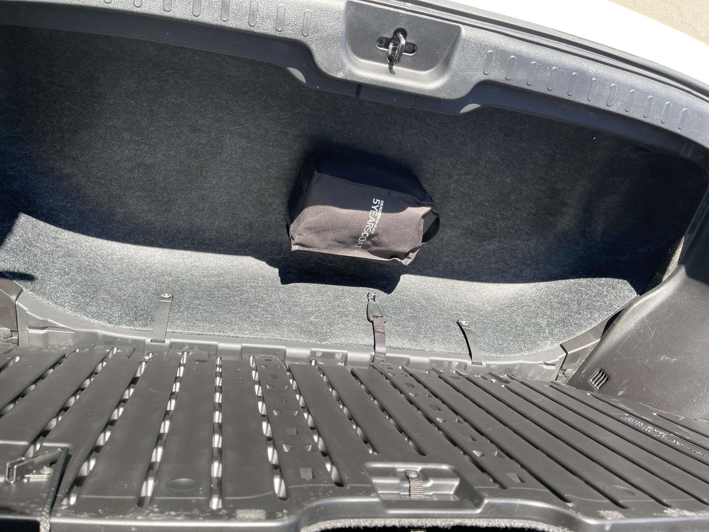 Interior trunk space of a 2015 Nissan Serena 2.0L S-Hybrid, showing storage area and a bag.