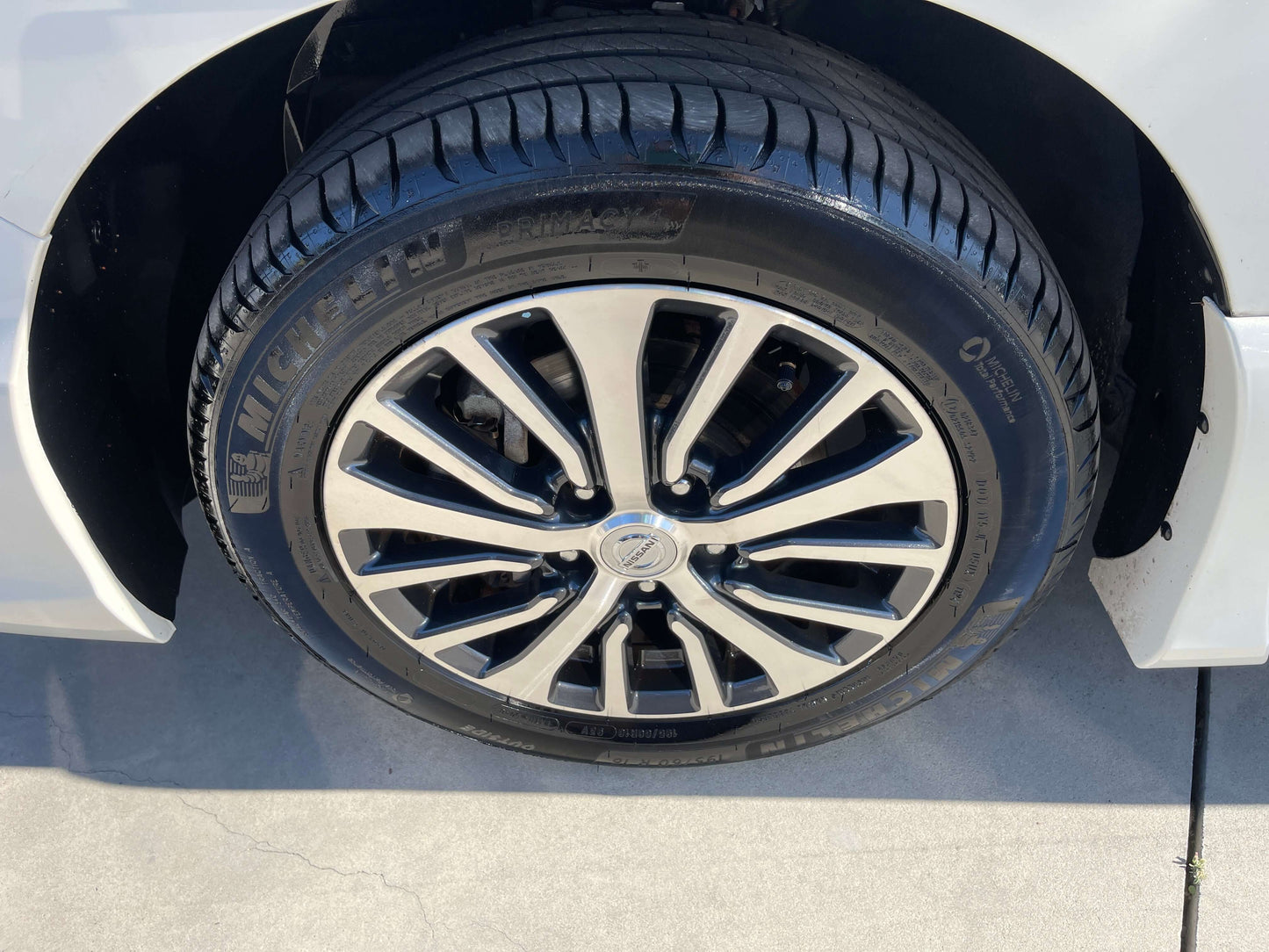 Close-up of a stylish alloy wheel of a 2015 Nissan Serena 2.0L S-Hybrid showing tire and rim detail.