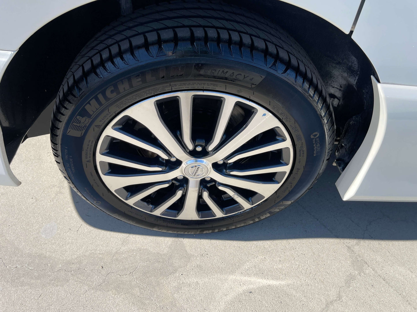 2015 Nissan Serena 2.0L S-Hybrid wheel and tire close-up, showcasing stylish alloy rim and Michelin tire.