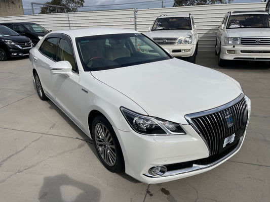 2014 Toyota Crown Majesta V6 3.5L Hybrid Luxury Sedan in white, parked outdoors with a clean exterior and luxury design.