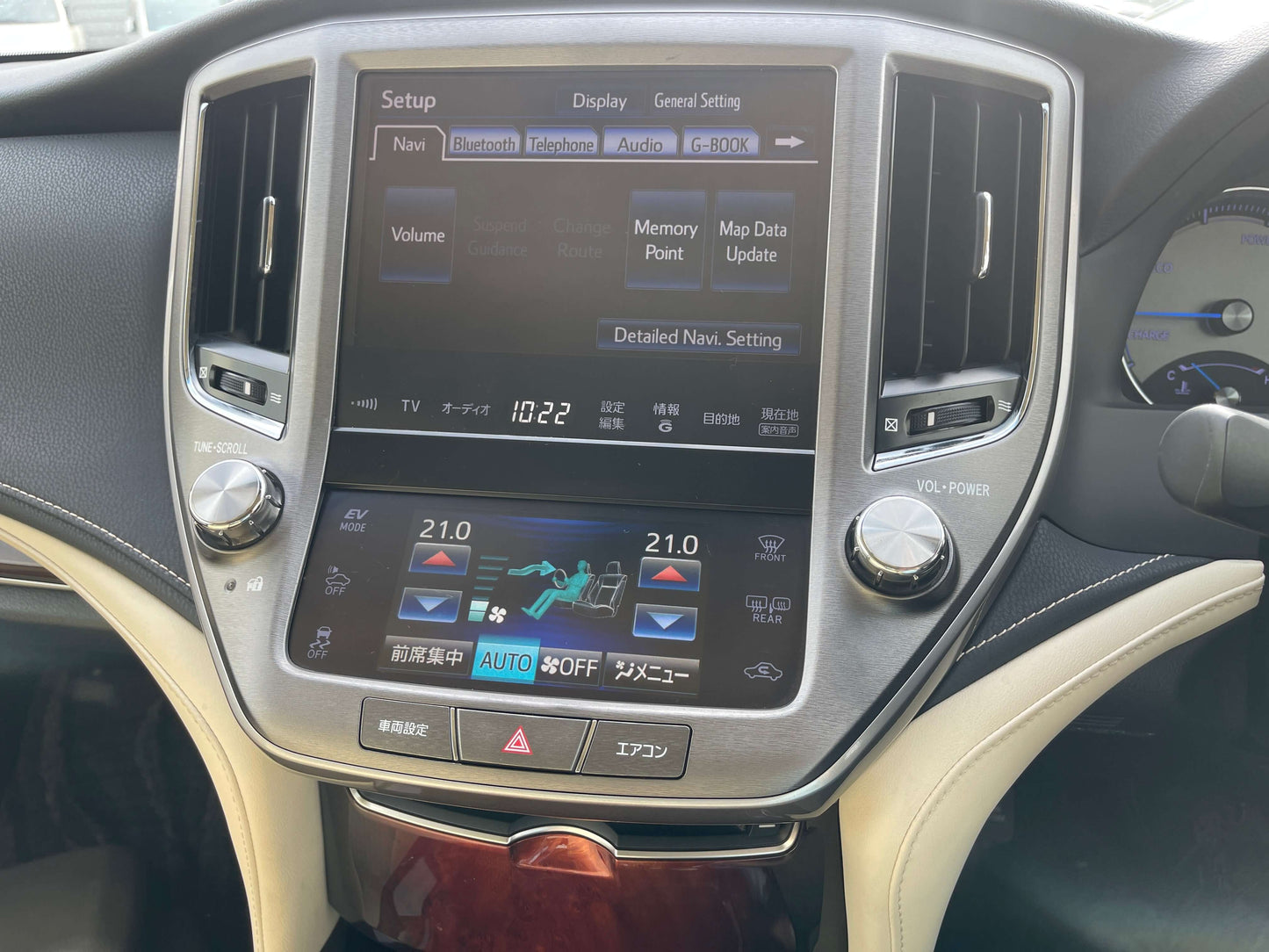 2014 Toyota Crown Majesta V6 3.5L Hybrid luxury sedan interior dashboard with navigation system