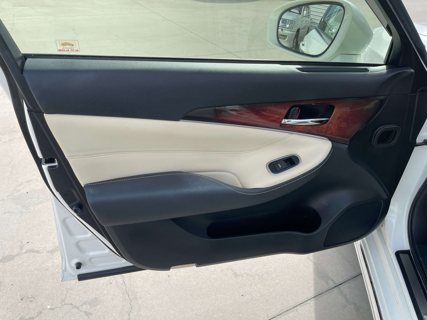 Interior view of the 2014 Toyota Crown Majesta V6 3.5L Hybrid luxury sedan door panel with premium materials.