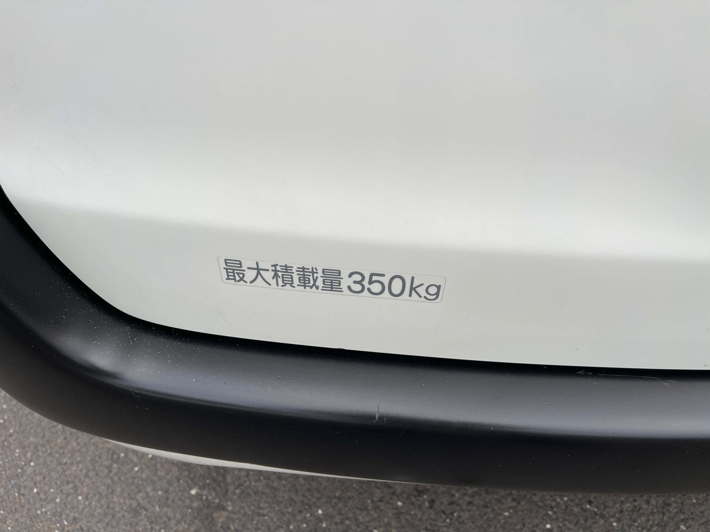 2020 Toyota Probox Hybrid 1.5L Label showing maximum load capacity of 350kg on a vehicle's side, important for safety and cargo management.