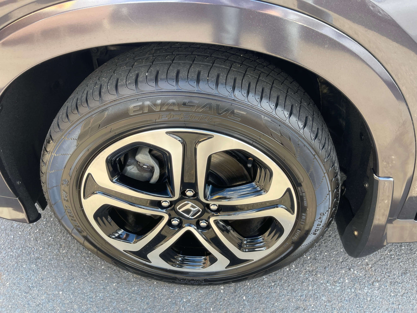 2014 Honda Vezel HR-V Hybrid Z SUV tire and stylish alloy wheel close-up.