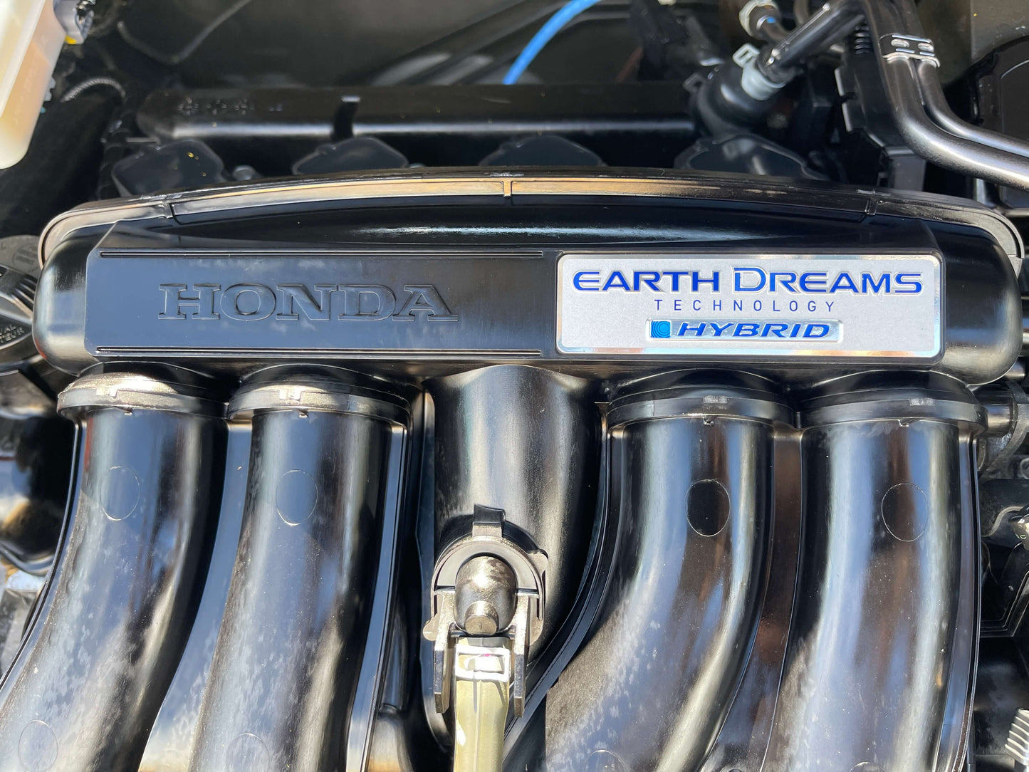 2016 Honda Vezel HR-V Hybrid Honda engine cover featuring Earth Dreams Technology label for hybrid models.