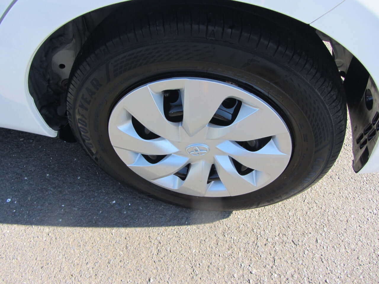 Close-up of the wheel rim of a 2018 Toyota Vitz 1.5L Hybrid showcasing its modern design.