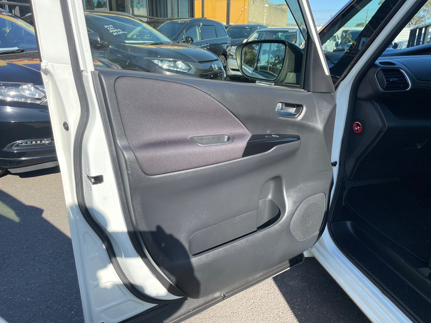 2016 Nissan Serena 2.0L S-Hybrid Highway Star G Edition 8 seats, VIN 6ZZG00GFC27010919 (#0919)