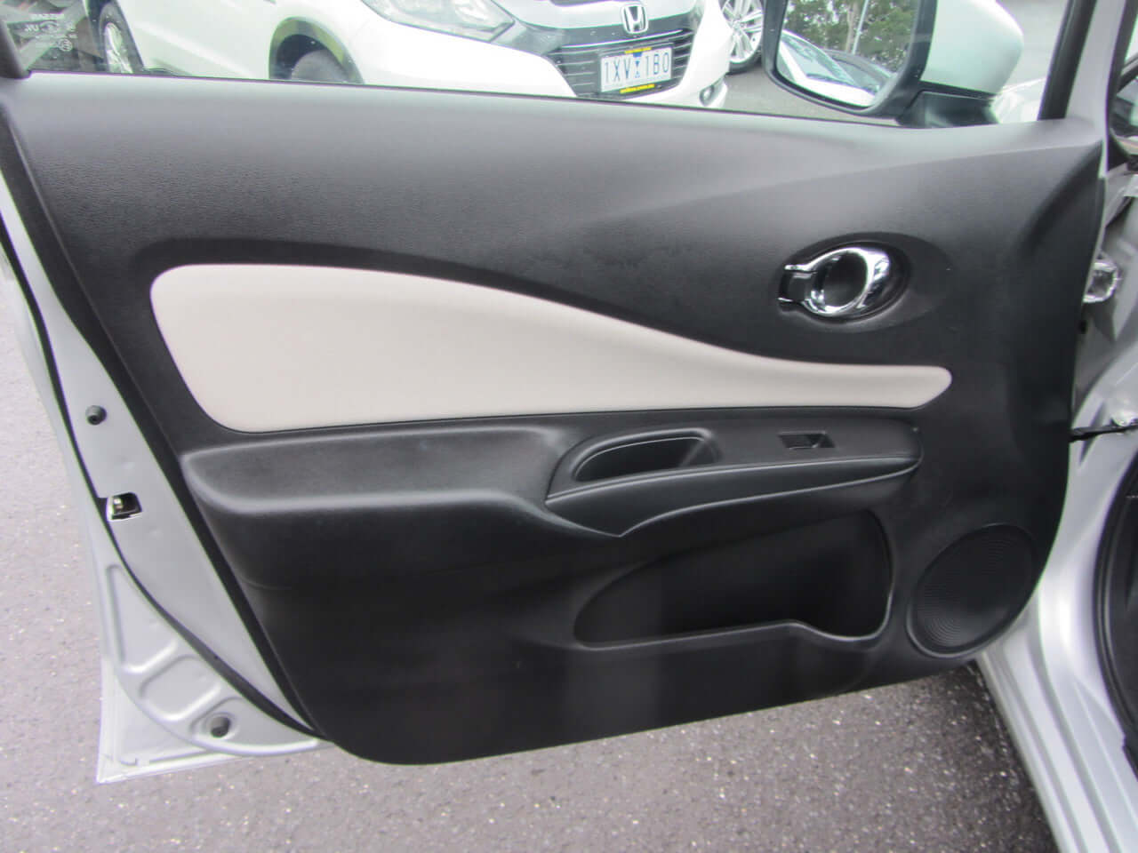 Interior view of the 2019 Nissan Note e-Power G Edition car door, showcasing design and features.