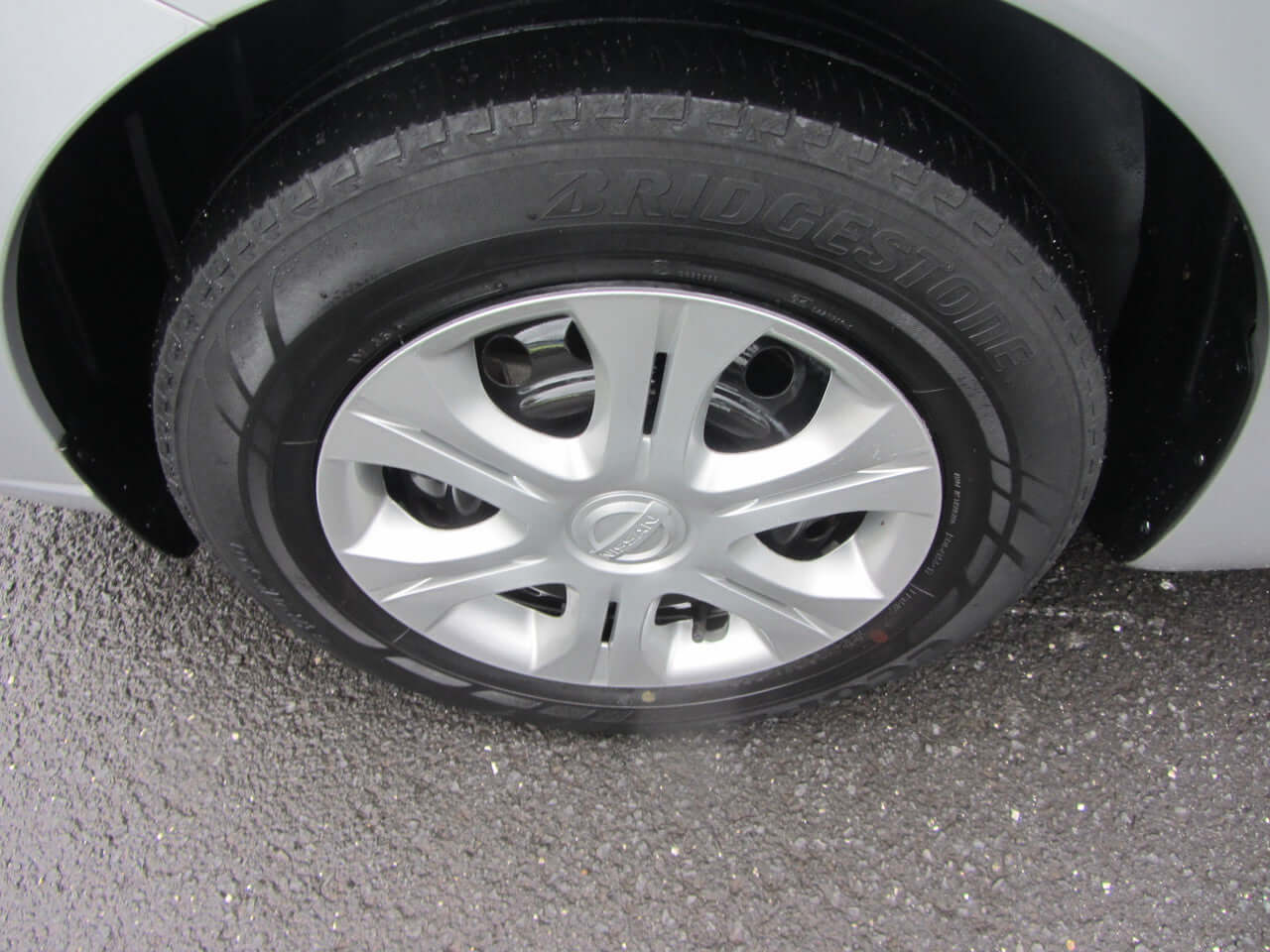 2019 Nissan Note e-Power wheel close-up, featuring stylish alloy design, Bridgestone tire, ideal for hybrid performance.