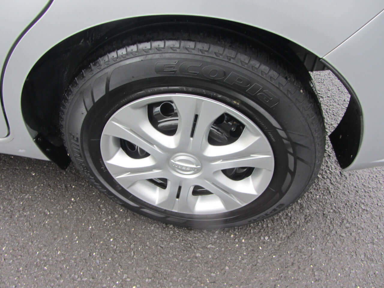 2019 Nissan Note e-Power G Edition Hybrid wheel and tire close-up, showcasing the Ecopia tire design.