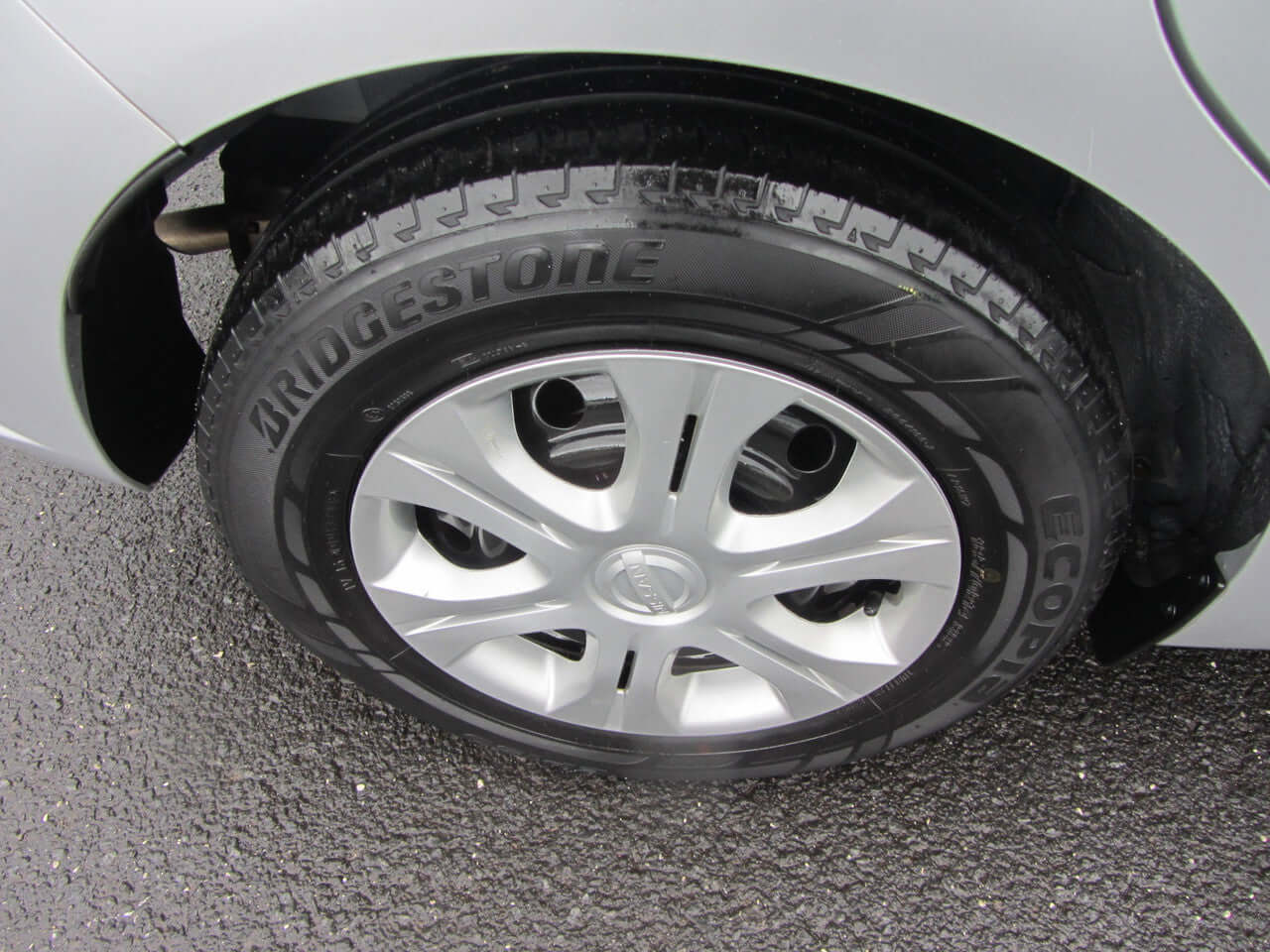 2019 Nissan Note e-Power G Edition wheel with Bridgestone tire showcasing alloy rim and tread detail.