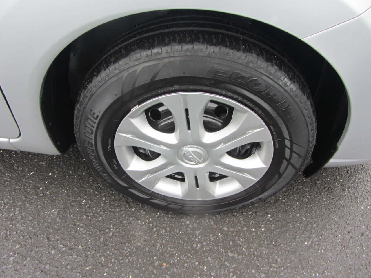 Close-up view of the tire and wheel of a 2019 Nissan Note e-Power, showcasing the design and rubber tread.
