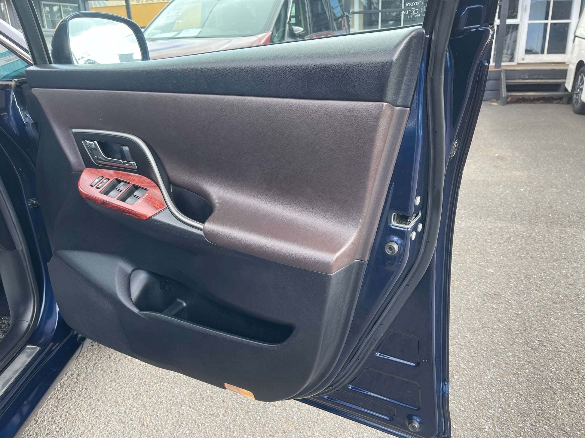 Interior view of the 2008 Toyota Mark X Zio V6 3.5L showing the driver's side door panel and controls.