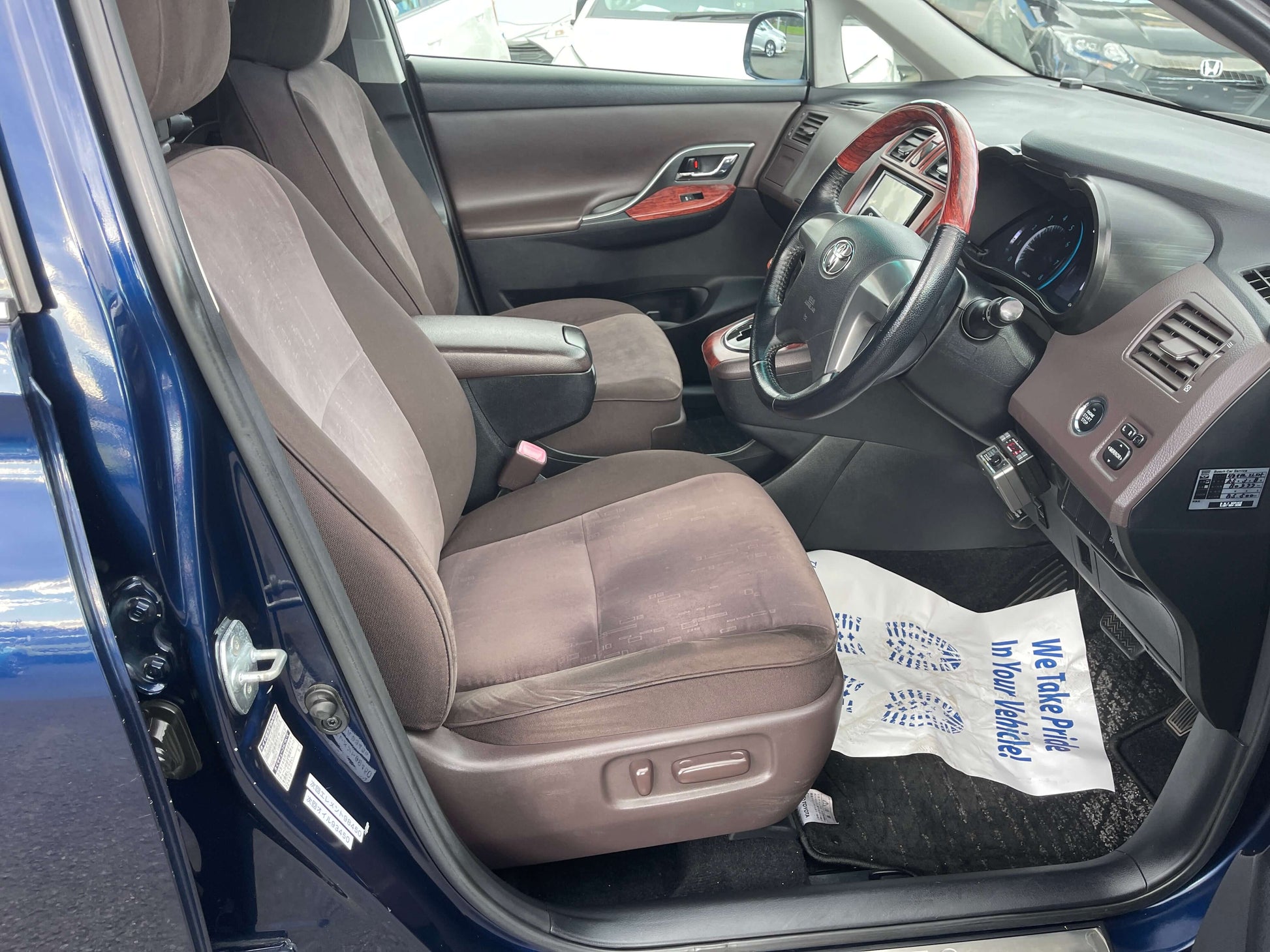 Interior view of a 2008 Toyota Mark X Zio V6 3.5L 350G showing front seats and dashboard.