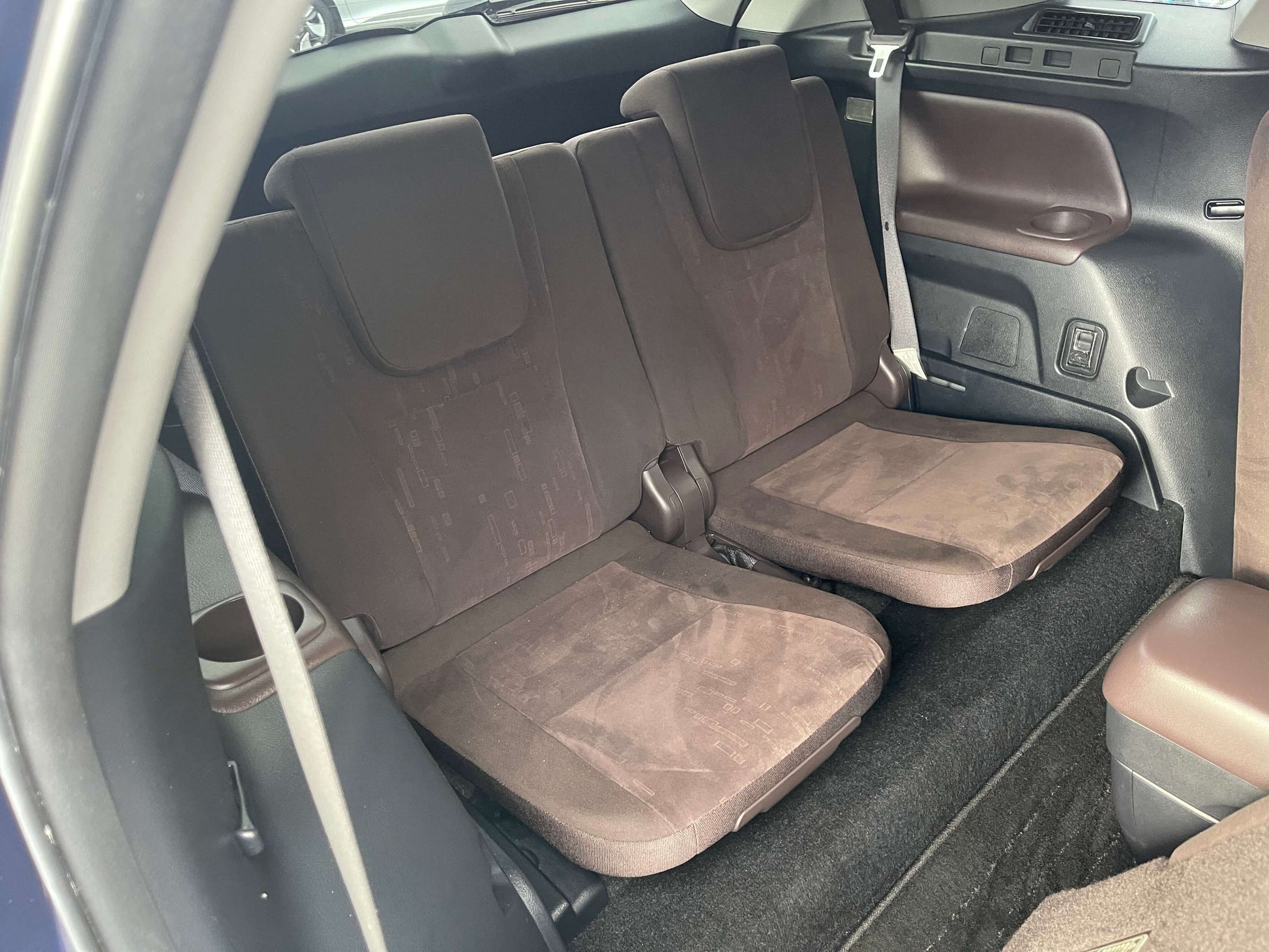 2008 Toyota Mark X Zio V6 3.5L rear seating area showing comfortable 6-seater configuration.