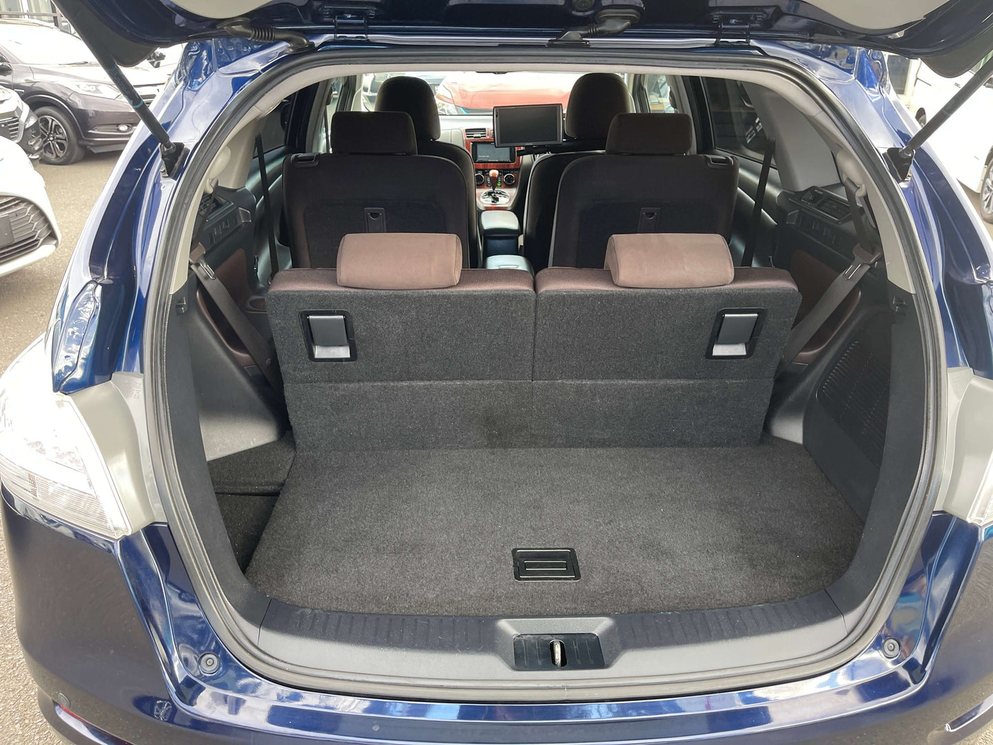 Interior view of the spacious trunk of a 2008 Toyota Mark X Zio V6 3.5L 350G with rear seats folded down.