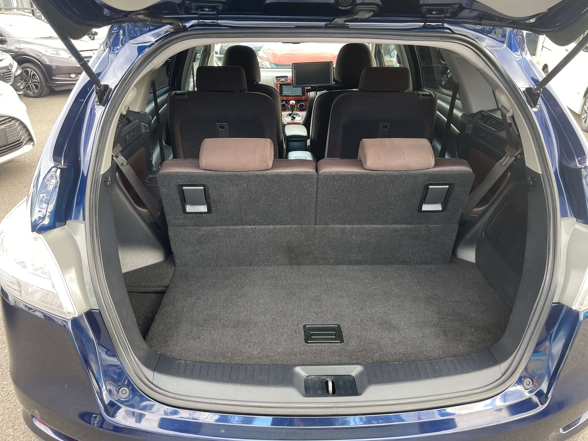 Interior view of the spacious trunk of a 2008 Toyota Mark X Zio V6 3.5L 350G with rear seats folded down.