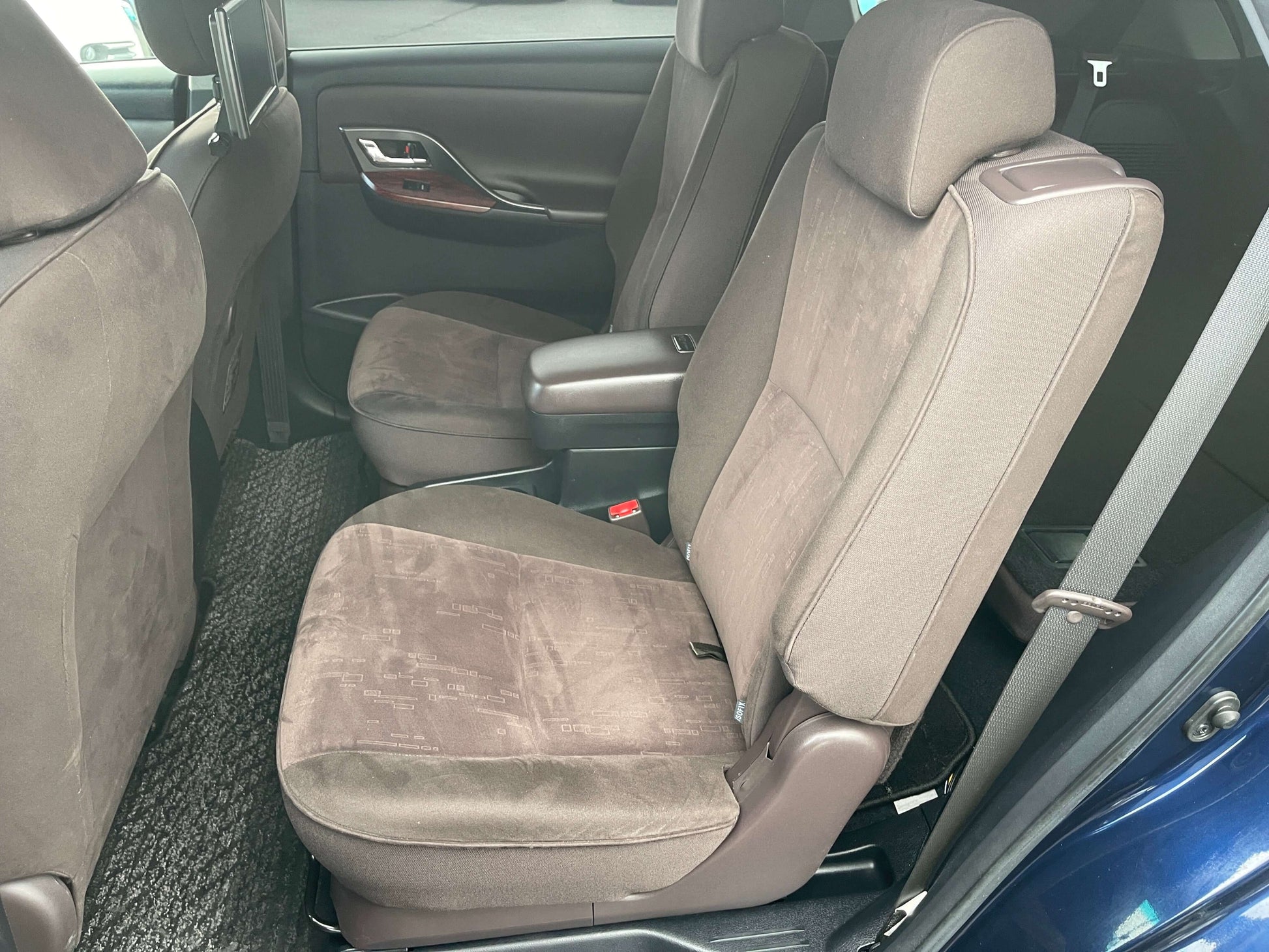 Interior view of seats in the 2008 Toyota Mark X Zio V6 3.5L, showcasing spacious and comfortable seating for 6.