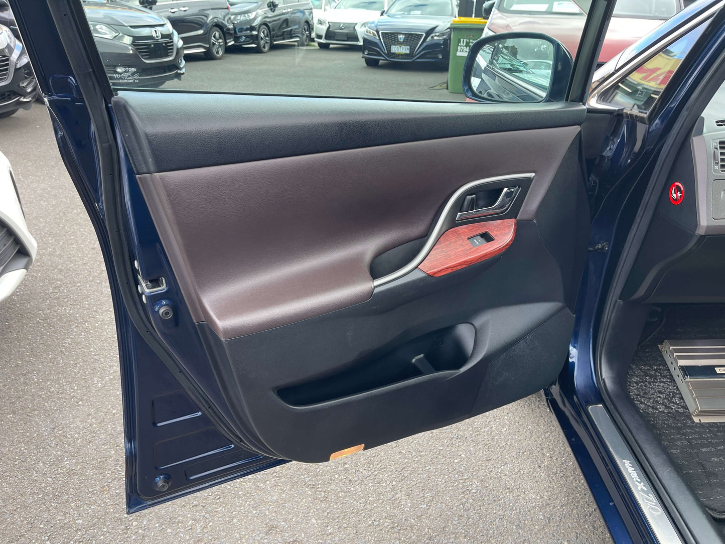 Interior view of the door panel of a 2008 Toyota Mark X Zio V6 3.5L showing wood and fabric accents.