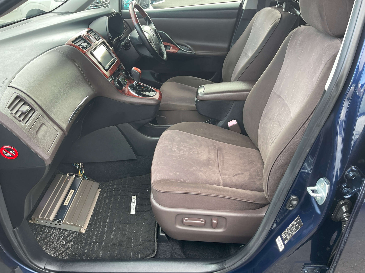 Interior view of a 2008 Toyota Mark X Zio V6 3.5L showing spacious seating and modern dashboard features.