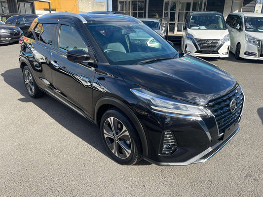 2020 Nissan Kicks e-Power X Edition exterior view in black color at dealership.