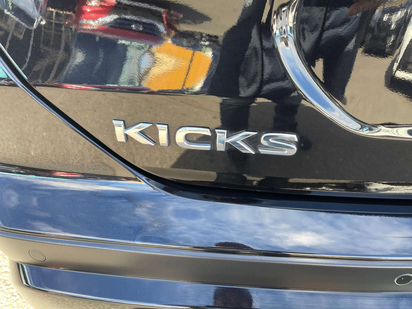 Logo of the KICKS model on the rear of a 2020 Nissan Kicks e-Power X Edition vehicle.