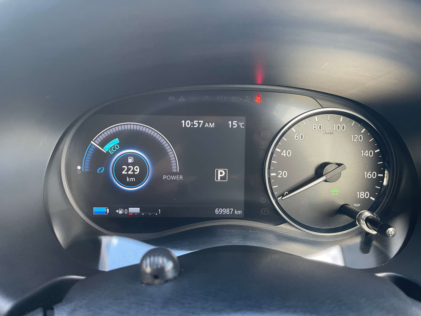 Dashboard display of 2020 Nissan Kicks e-Power showing mileage of 69987 km and power status.