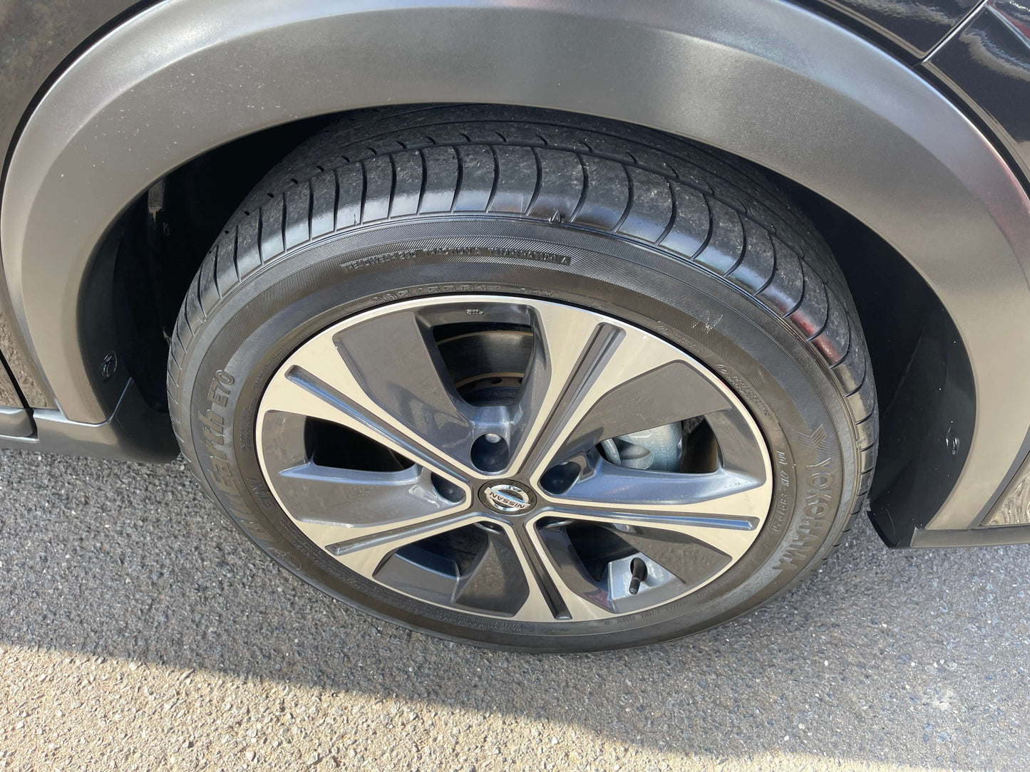 Close-up of the wheel and tire of a 2020 Nissan Kicks e-Power X Edition, showcasing the modern alloy design.
