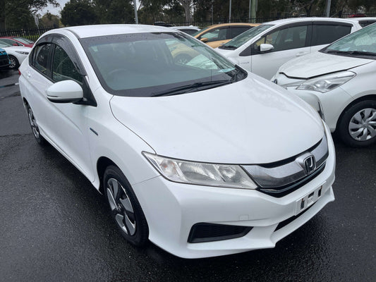 2015 Honda Grace 1.5 Hybrid DX Sedan in white, showcasing modern design and fuel efficiency.